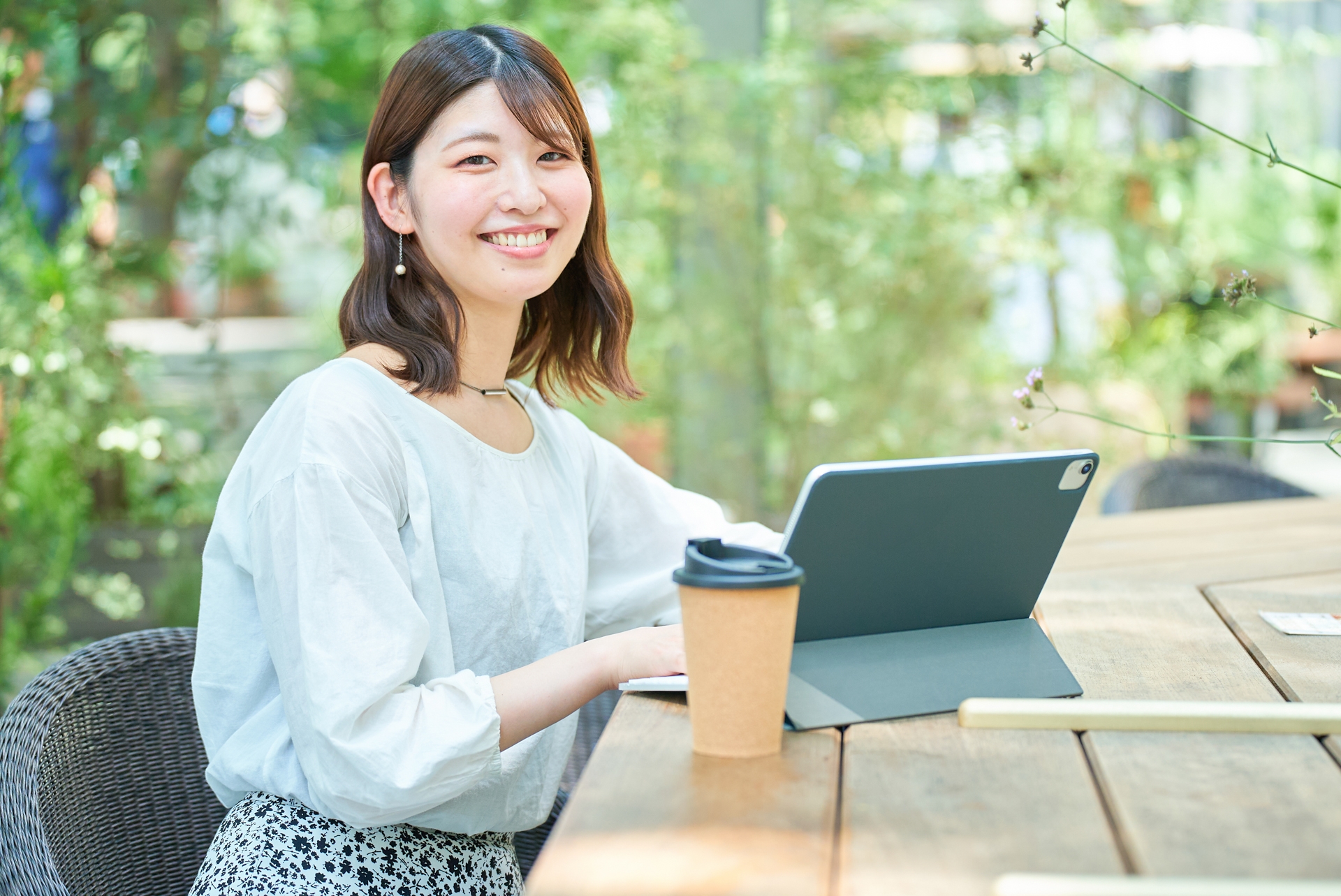 起業女性　ノートパソコン　笑顔