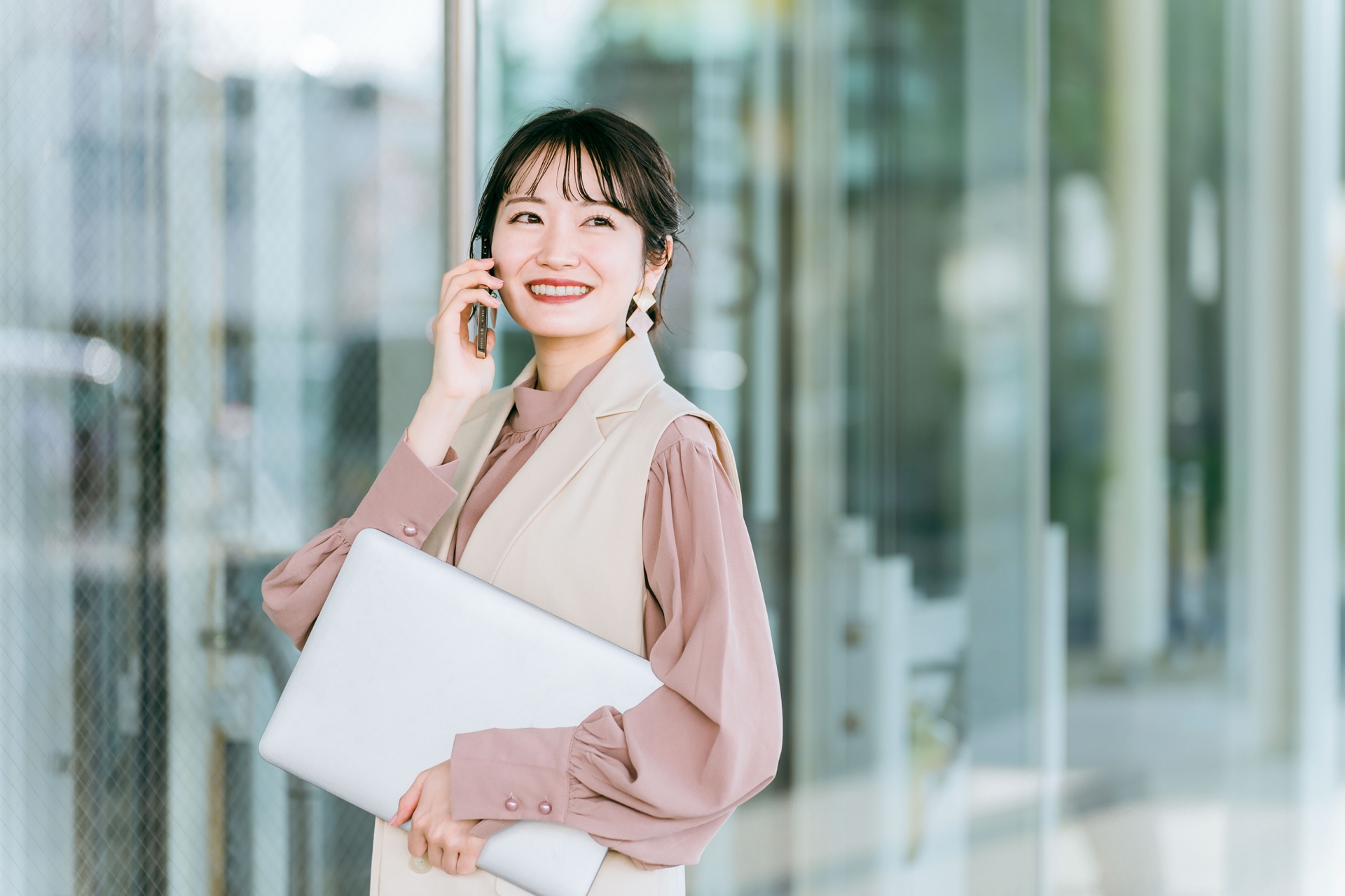 女性　スマホ　笑顔