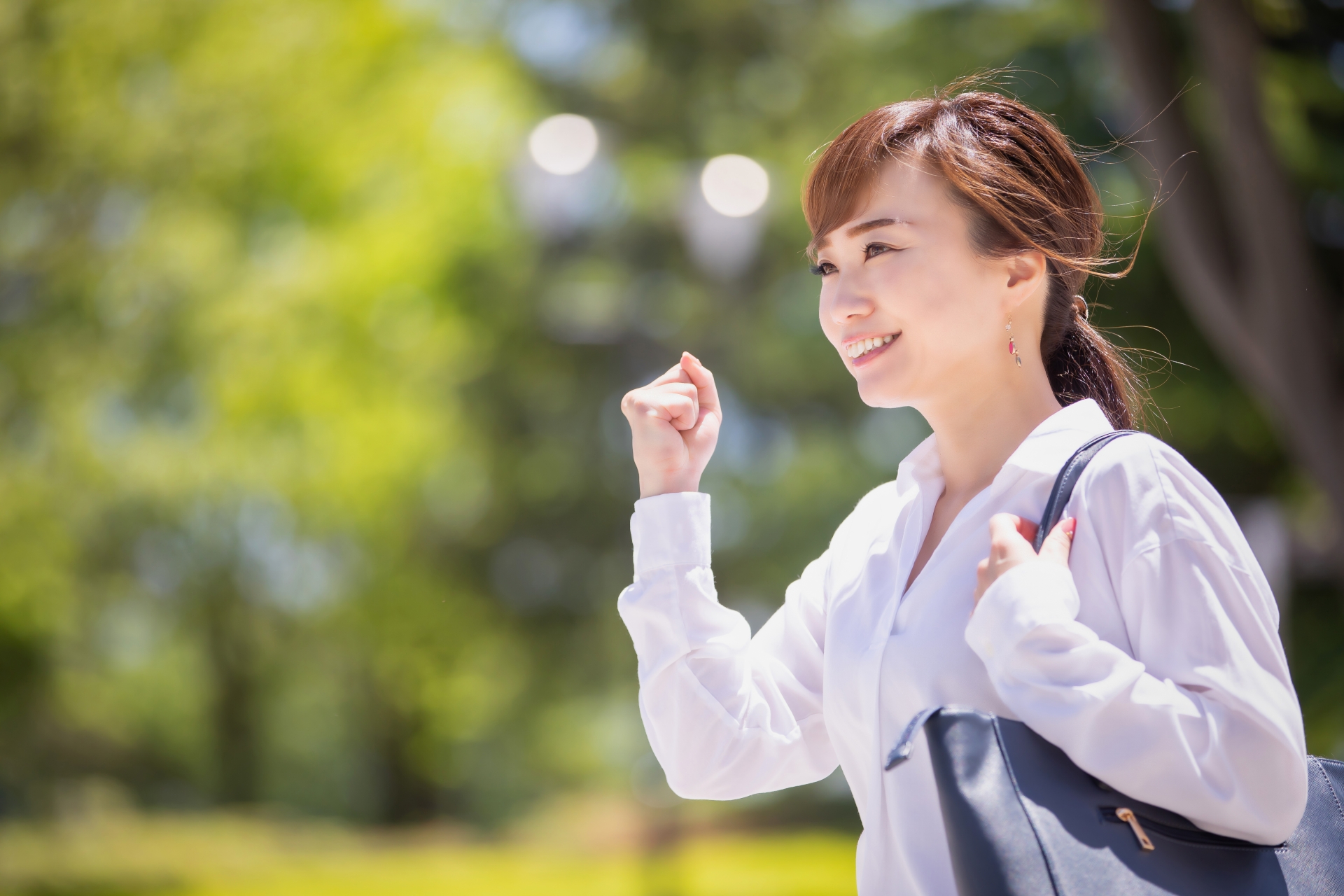 女性 ガッツポーズ 起業女性