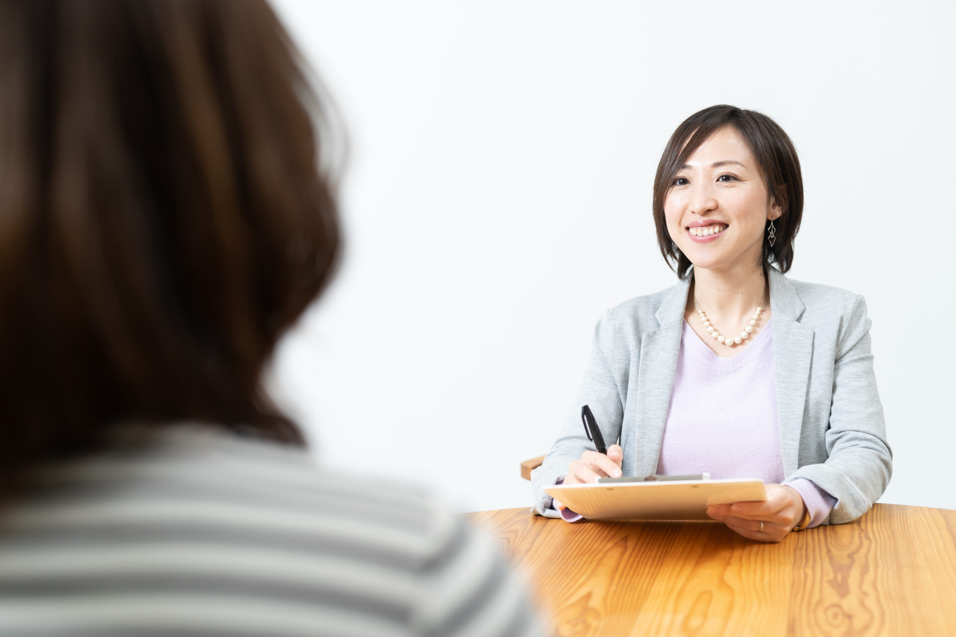 起業について相談する女性の話を笑顔で聞く橋本かんなさん